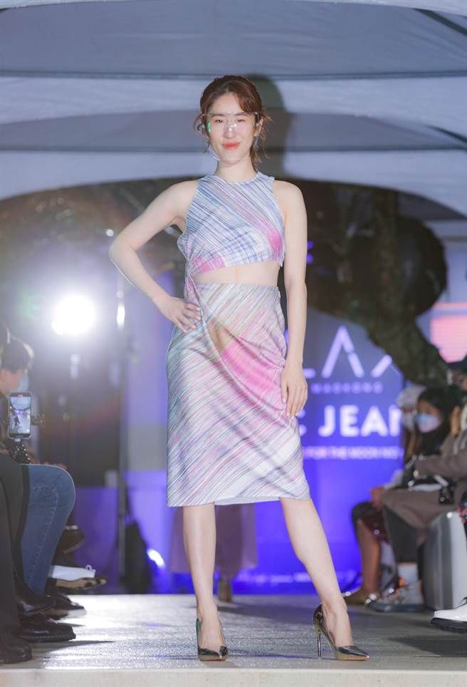 女星百白，走秀气势完全不输名模。（LAX提供）