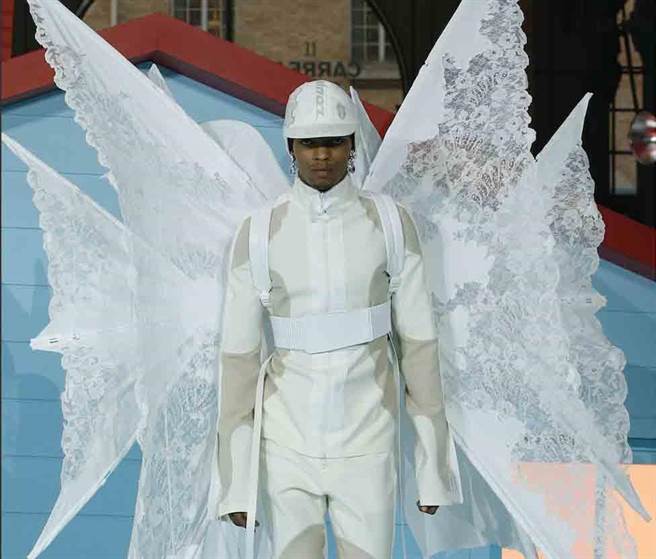 Louis Vuitton2022秋冬男装系列，压轴出场的天使造型。（Louis Vuitton提供）