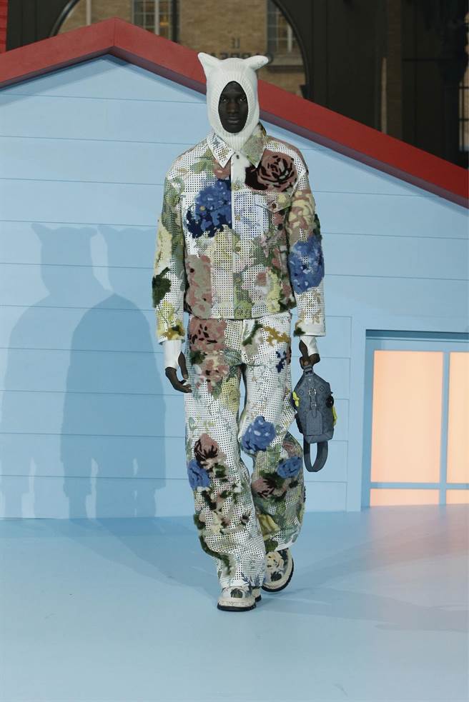 缤纷的花卉以及独特的帽款，是Virgil Abloh爱用的元素。（Louis Vuitton提供）