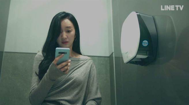 秀爱在《工作都市》中收到老公买春的影片。（LINE TV提供）