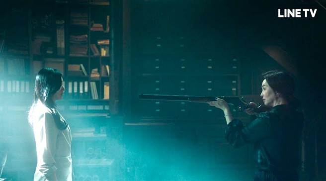 金美淑（右）在《工作都市》中拿出猎枪逼媳妇秀爱下跪。（LINE TV提供）