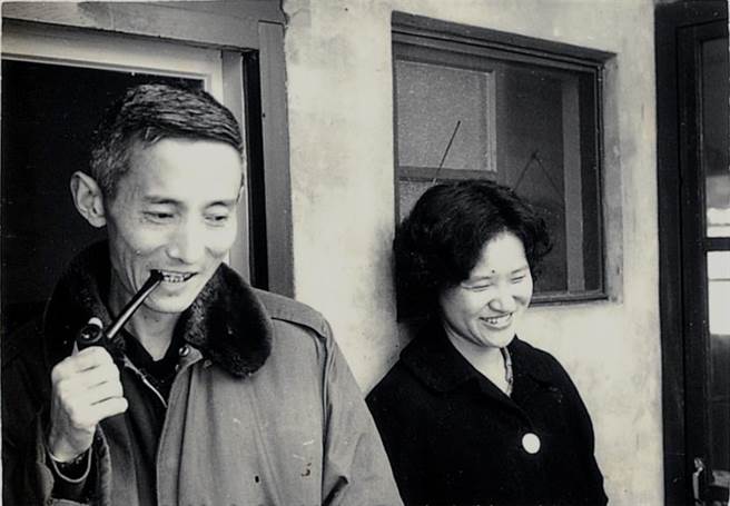 朱家老照片，左起父亲朱西宁、母亲刘慕沙。（朱家提供）