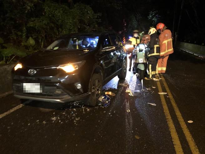 23歲邱姓女子今（21日）晚間6時許，騎車行經新北市新莊區壽山路、往林口方向，與對向54歲謝姓男子駕駛的汽車對撞。（翻攝畫面）