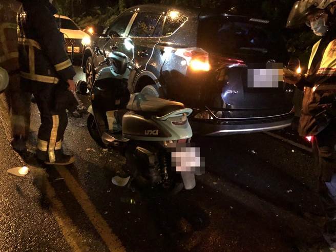 23歲邱姓女子今（21日）晚間6時許，騎車行經新北市新莊區壽山路、往林口方向，與對向54歲謝姓男子駕駛的汽車對撞。（翻攝畫面）