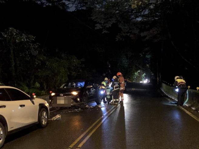 23歲邱姓女子今（21日）晚間6時許，騎車行經新北市新莊區壽山路、往林口方向，與對向54歲謝姓男子駕駛的汽車對撞。（翻攝畫面）