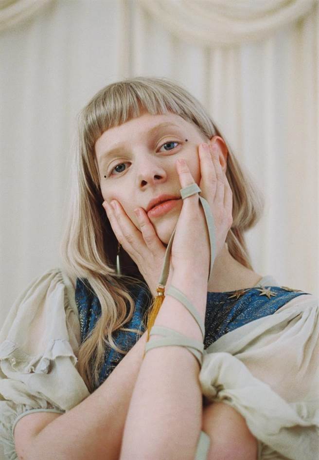 欧若拉推出第3张全新专辑《不完美之神／The Gods We Can Touch》。（环球音乐提供）