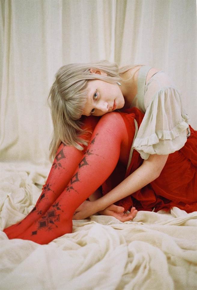 欧若拉以超仙的歌声演绎不同的希腊神话。（环球音乐提供）