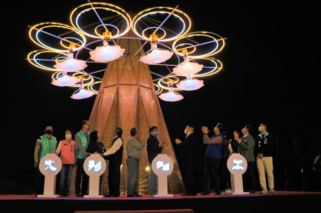 「2022屏东灯节」21日晚间在屏东县民公园正式点灯，今年除延续以往万年溪灯区外，还多了最夯的县民公园及胜利星村创意生活园区。（谢佳潾摄）