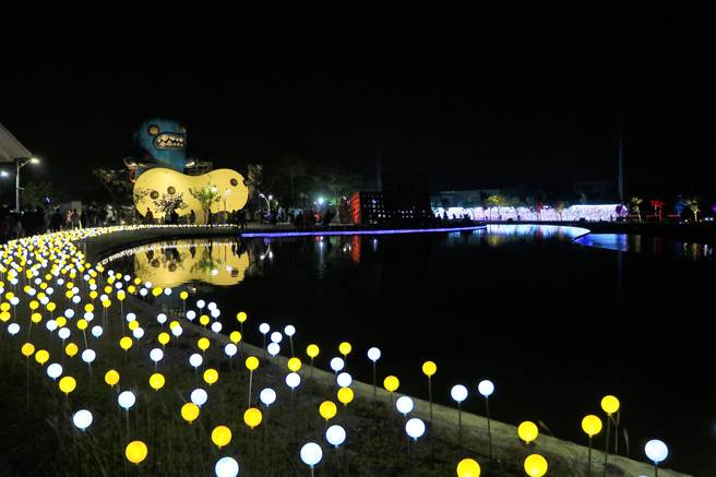 「2022屏东灯节」21日晚间在屏东县民公园正式点灯，今年除延续以往万年溪灯区外，还多了最夯的县民公园及胜利星村创意生活园区。（谢佳潾摄）