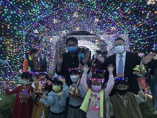 「2022屏东灯节」21日晚间在屏东县民公园正式点灯，今年除延续以往万年溪灯区外，还多了最夯的县民公园及胜利星村创意生活园区。（谢佳潾摄）
