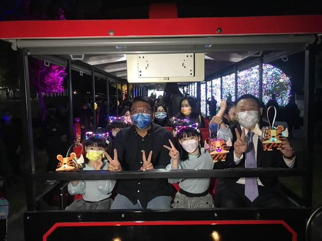 「2022屏东灯节」21日晚间在屏东县民公园正式点灯，今年除延续以往万年溪灯区外，还多了最夯的县民公园及胜利星村创意生活园区。（谢佳潾摄）