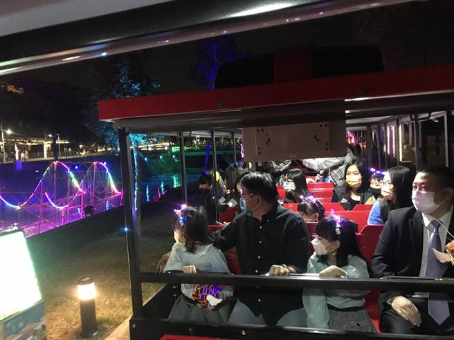 「2022屏东灯节」21日晚间在屏东县民公园正式点灯，今年除延续以往万年溪灯区外，还多了最夯的县民公园及胜利星村创意生活园区。（谢佳潾摄）