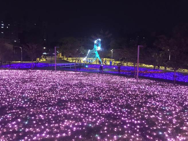 「2022屏东灯节」21日晚间在屏东县民公园正式点灯，今年除延续以往万年溪灯区外，还多了最夯的县民公园及胜利星村创意生活园区。（谢佳潾摄）