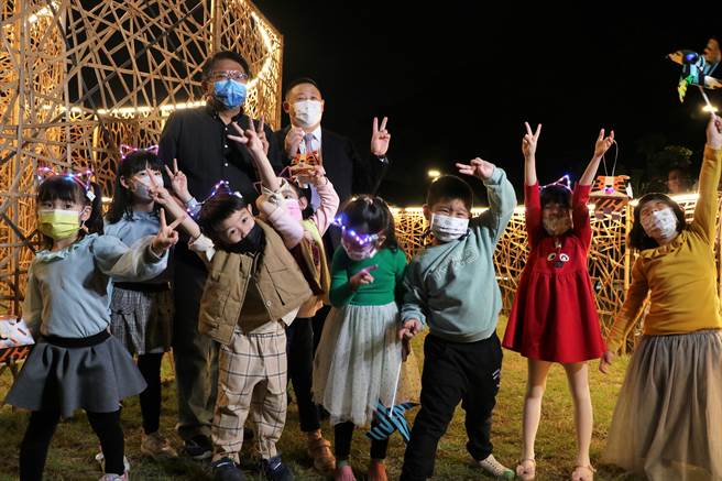 屏东县长潘孟安21日在幸福公园剪彩现场爆出「轰走庄瑞雄、锺佳滨的助理，不让他们拍照」，引起一片譁然，晚间他出席屏东灯节点灯时，因不想模糊焦点选择不回应该事。（谢佳潾摄）