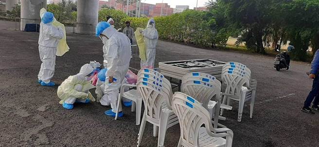 高雄一家三口的父亲至今已1传10人，威力惊人，其中就诊30分钟就传染给3人。图为高雄港118码头21日早上新设置採检站。(港务公司提供)