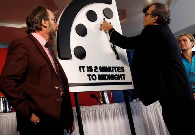 一群科学家创立所谓的「末日之钟」(Doomsday Clock)预告人类距离世界毁灭的时间。(资料照/路透社)