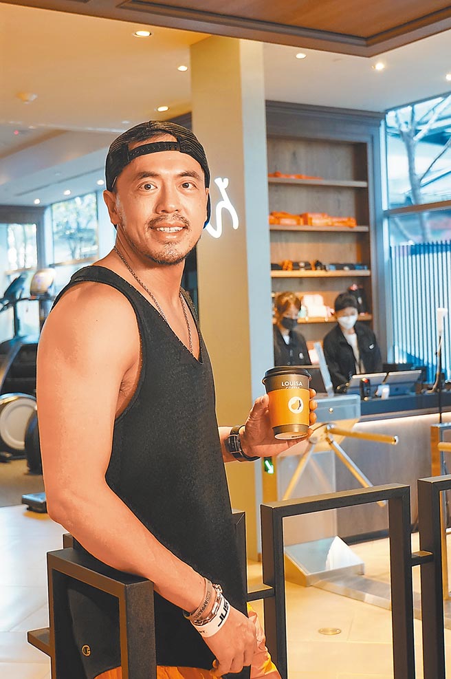 路易莎咖啡多角化经营跨足健身产业，四年前靠健身甩肉30公斤的创办人黄铭贤表示，「咖啡是生命、健身是情人」，「路易莎生活运动馆」后续将以「咖啡店+健身房」在住商混合区拓点。图／姚舜