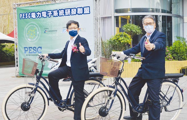 工研院20日举办「电力电子系统研发联盟（PESC）」成立誓师大会，现场并展示电动机车与电动辅助自行车，PESC联盟会长暨工研院电光系统所所长吴志毅（左）与工业局副组长吕正钦亲自试乘体验。图／工研院提供