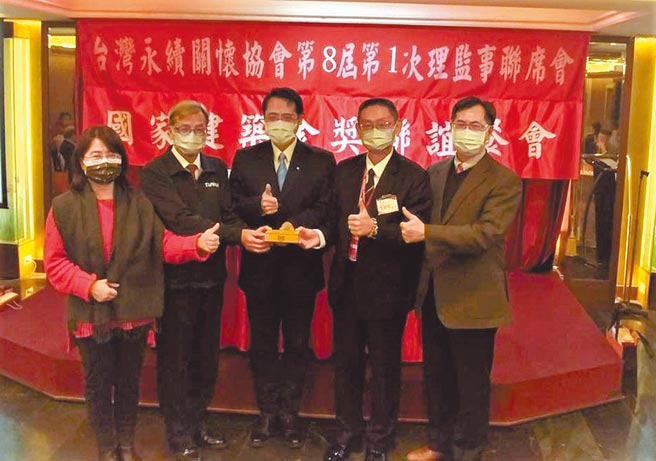 台湾永续关怀协会理事长交接仪式，在国家建筑金奖主任委员江永昌（中）、国家建筑金奖副主任委员林奕华（左一）、消基会董事长黄怡腾（右一）的监交下，由张清芳（左二）将印信交与冯智能（右二）。图／谢奇璋