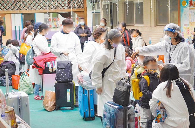 高雄市20日新增一家3口确诊，卫生单位前往男童就读幼儿园採检，并紧急调派防疫巴士载送家长、孩童至防疫旅馆居家隔离。（中央社）