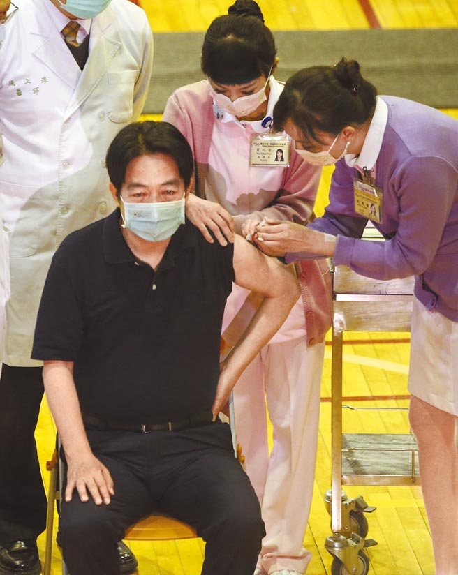 副总统赖清德（前左）15日才到台大医学院体育馆接种站，接种第三剂高端疫苗。（本报资料照片）