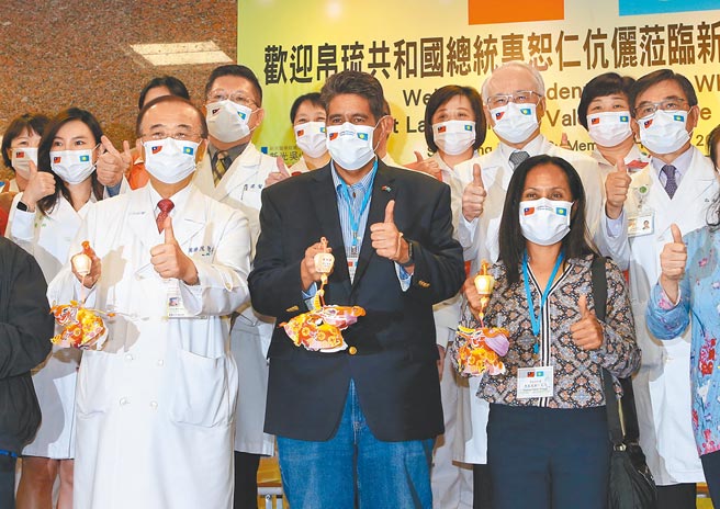帛琉总统惠恕仁(Surangel Whipps Jr.)（前中）和夫人去年3月底访台湾，到新光医院健检并探望院内的帛琉病患。（本报资料照片）