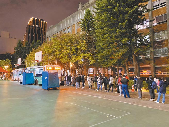 東吳大學確診又增加1人，20日擴大採檢662人，北市21日再派出5台篩檢車，到現場支援篩檢作業。（北市府提供／楊亞璇台北傳真）
