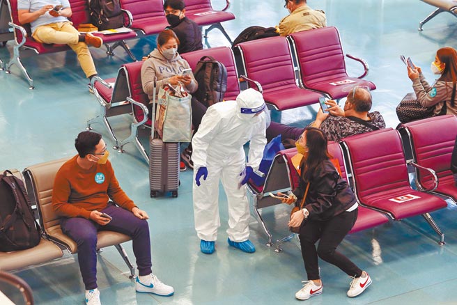 國際新冠疫情升溫，境外移入確診案居高不下，中央流行疫情指揮中心宣布20日零時起，增列印度及東南亞航線航班等短程旅客落地採檢，需採檢長短程航班共18班。圖為短程旅客落地採檢首日，旅客在候機室等候唱名採檢。（陳麒全攝）