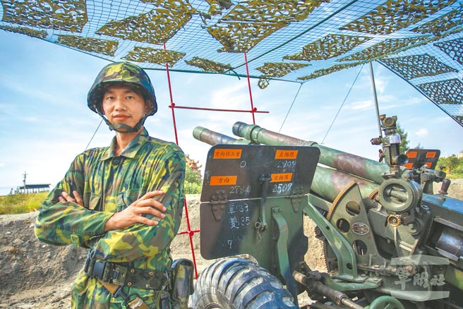 政院拍板通过，后备军人教召津贴将以基本工资的1.5倍计算。图为臺中大甲日南国中田径队教练蔡柏政，过去曾在关渡地区指挥部礼炮连服役，同心31号演习，是他首次参与教召任务，他表示，只要国家需要后备军人，他就会挺身而出，保卫国家。（军闻社）