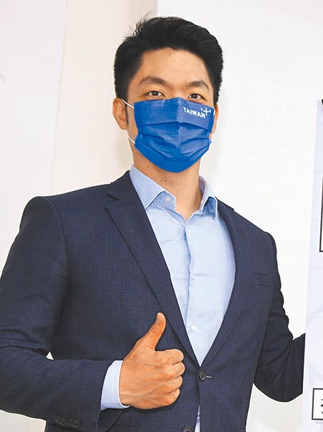 国民党立委蒋万安日前在福星区民活动中心，设立万华服务站点提供民眾法律及心理谘询。（王英豪摄）