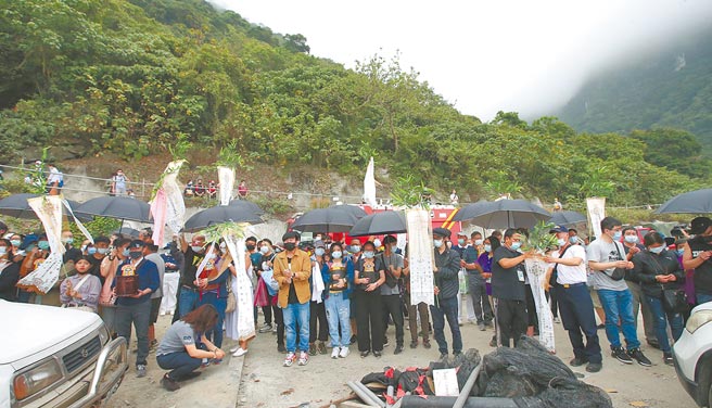 台铁表示，台铁与太鲁阁事故的26位罹难者家属已共同具名提民事诉讼。图为事故后现场招魂仪式的画面。（本报资料照片）
