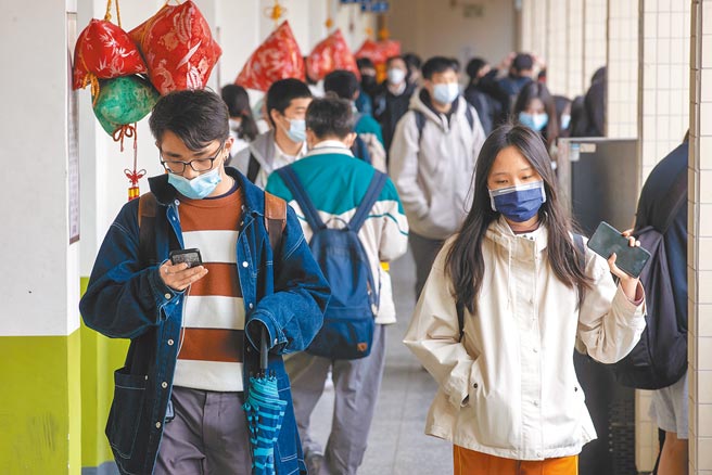 大学学测今日起连续3天举行，昨天下午开放考场让考生查看座位。配合防疫政策，考生与家长须戴口罩、量体温，且只能在教室外查看。（中新社）