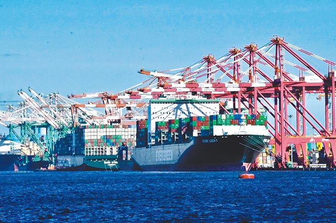 供应链瓶颈舒缓助益，经济部统计处昨发布去年12月外销订单，金额679亿美元，年增12.1％，拉出连22红。（中央社）