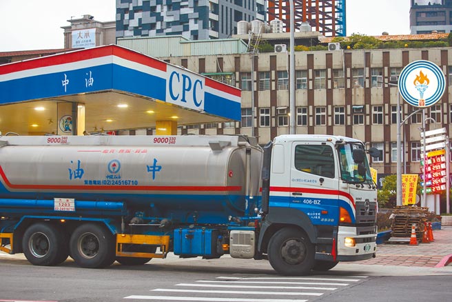 国际原油居高不下，下周国内油价将拉出连4涨！依机制中油预计调涨汽油每公升0.6元，柴油涨0.2元，主要油品95无铅汽油每公升再度衝破31元，新牌价上看31.3元。累计光是今年1月份，油价4次涨幅，汽油每公升就调高多达2.3元。开车民眾加油时，对返乡成本攀升，应会很有感！（邓博仁摄）