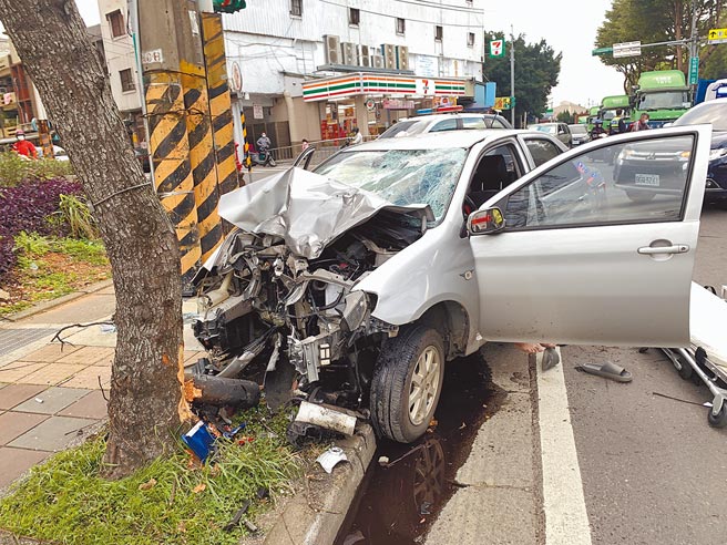 桃园市82岁沈姓老翁驾车连撞2机车造成1死3伤。（警方提供／吕筱蝉桃园传真）