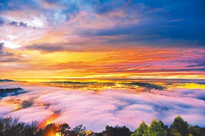 大雪山休閒农业区终年云雾环绕，日出、夕阳、云海等美景如画。（台中市政府农业局提供／王文吉台中传真）