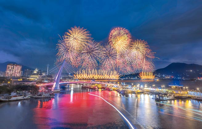 淡水跨年烟火秀施放超过1万发烟火，烟火璀璨夺目，美不胜收，吸引近27万人前往观看。（摄影李正扬提供／陈慰慈新北传真）