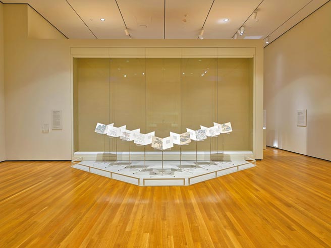 彭薇的《记忆的迁徙－平沙落雁》以乐谱形式结合绘画和信件组成装置作品。（耿画廊提供）