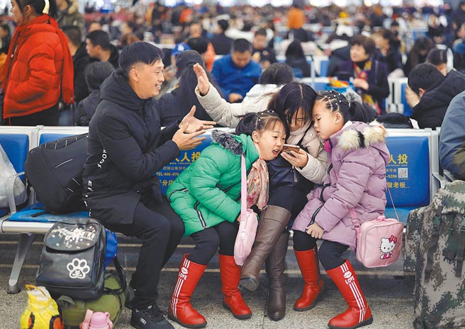 大陆国家统计局近日公布大陆全国人口数据，结果显示近年新生人口持续下降，卫健委指出，三孩生育政策「短期内很难显现出明显效果」。（新华社）