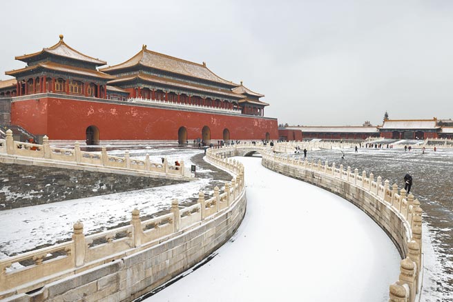 北京昨迎来今年第一场雪，北京故宫的红墙黄瓦在大雪的覆盖下，美不胜收，别有氛围，吸引游客前来。（新华社）