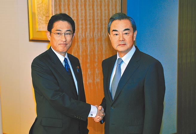 今年是中日邦交正常化50周年，大陸為展現重視，擬舉辦實體慶祝活動。圖為日本首相岸田文雄（左）擔任外相時，與時任外長王毅（右）合影。（中新社）