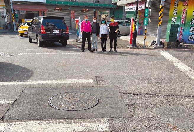 台南市新市区交通量大，道路损坏率高，常需修补。（陈碧玉议员服务处提供／刘秀芬台南传真）