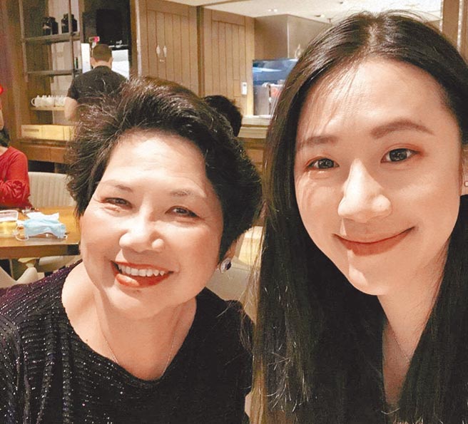 國民黨不分區立委溫玉霞獨生女，嘉義縣婦女會理事長吳亮儀（右）被點名可能是挑戰嘉義縣長翁章梁的「刺客」。（取自吳亮儀臉書∕呂妍庭嘉縣傳真）