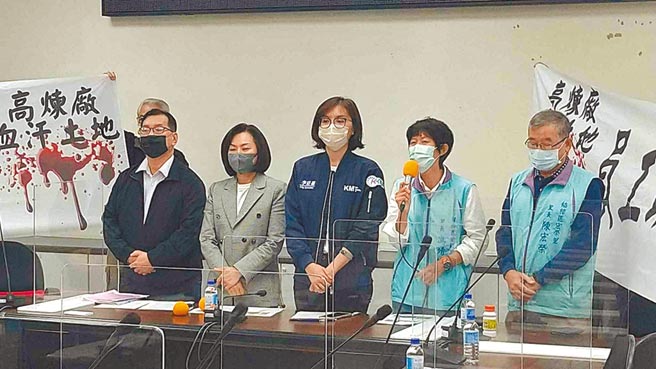 国民党高市议员组成的KK政线20日指控，传出台积电对高市府整治中油污染土地不具信心，有意移至未受污染的中油宿舍区及球场，消息一出引发居民强烈抗议。（KK政线提供／柯宗纬高雄传真）