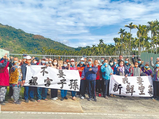 台東業者打算在關山鎮設立興建禽畜糞堆肥及加工廠，遭到居民抗議。（蔡旻妤攝）