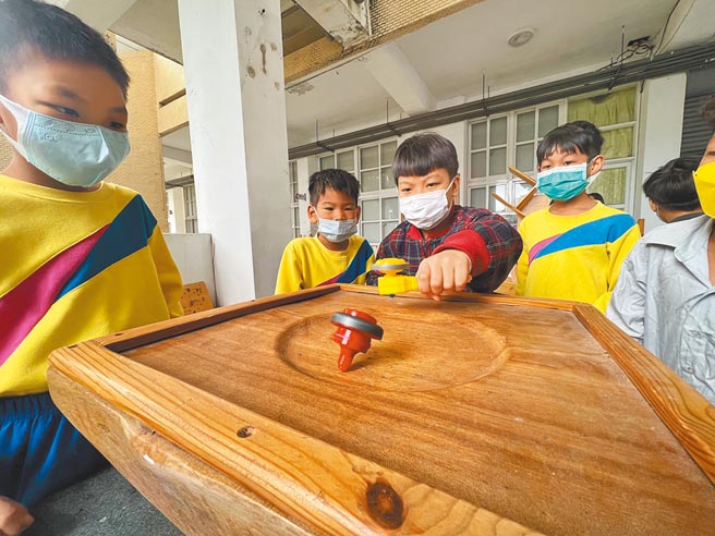 台东县丰荣国小20日以社团园游会办理休业式，其中木工社义卖作品，将所得捐给一名家庭遭逢变故的同学。（蔡旻妤摄）