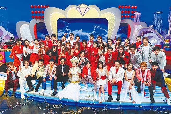 白冰冰（前排左六）、阳帆（前排左五）等人主持的除夕特别节目《虎虎生风旺旺年》眾星云集。（中视提供）