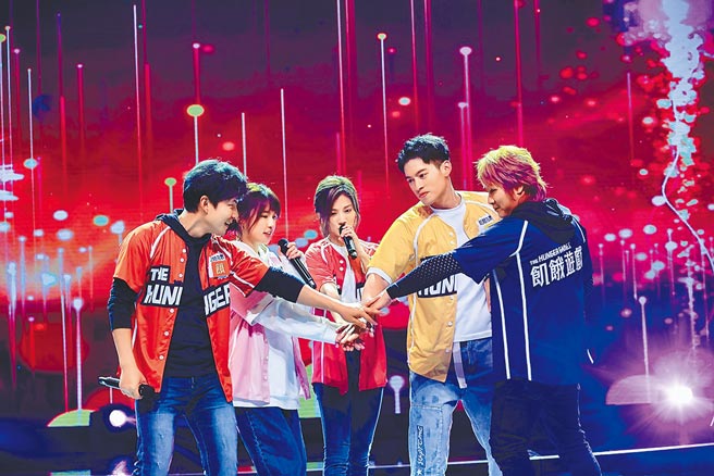 《飢饿》主持群孙协志（左起）、峮峮、豆花妹、许孟哲以及王仁甫在除夕特别节目上合唱5周年单曲〈因为有你〉。（中视提供）