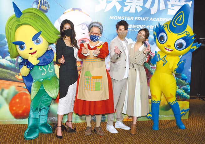 隋棠（左起）、水果奶奶、吴东谚、白家绮昨出席电影首映会分享亲子故事。（粘耿豪摄）