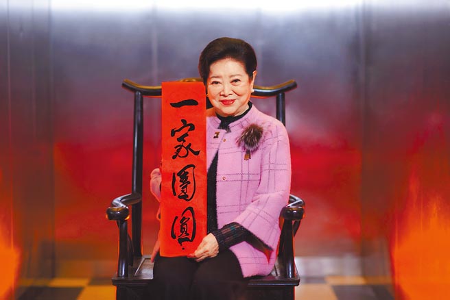 陈淑芳重返台八拍摄虎年年历为宣传打头阵。（三立提供）